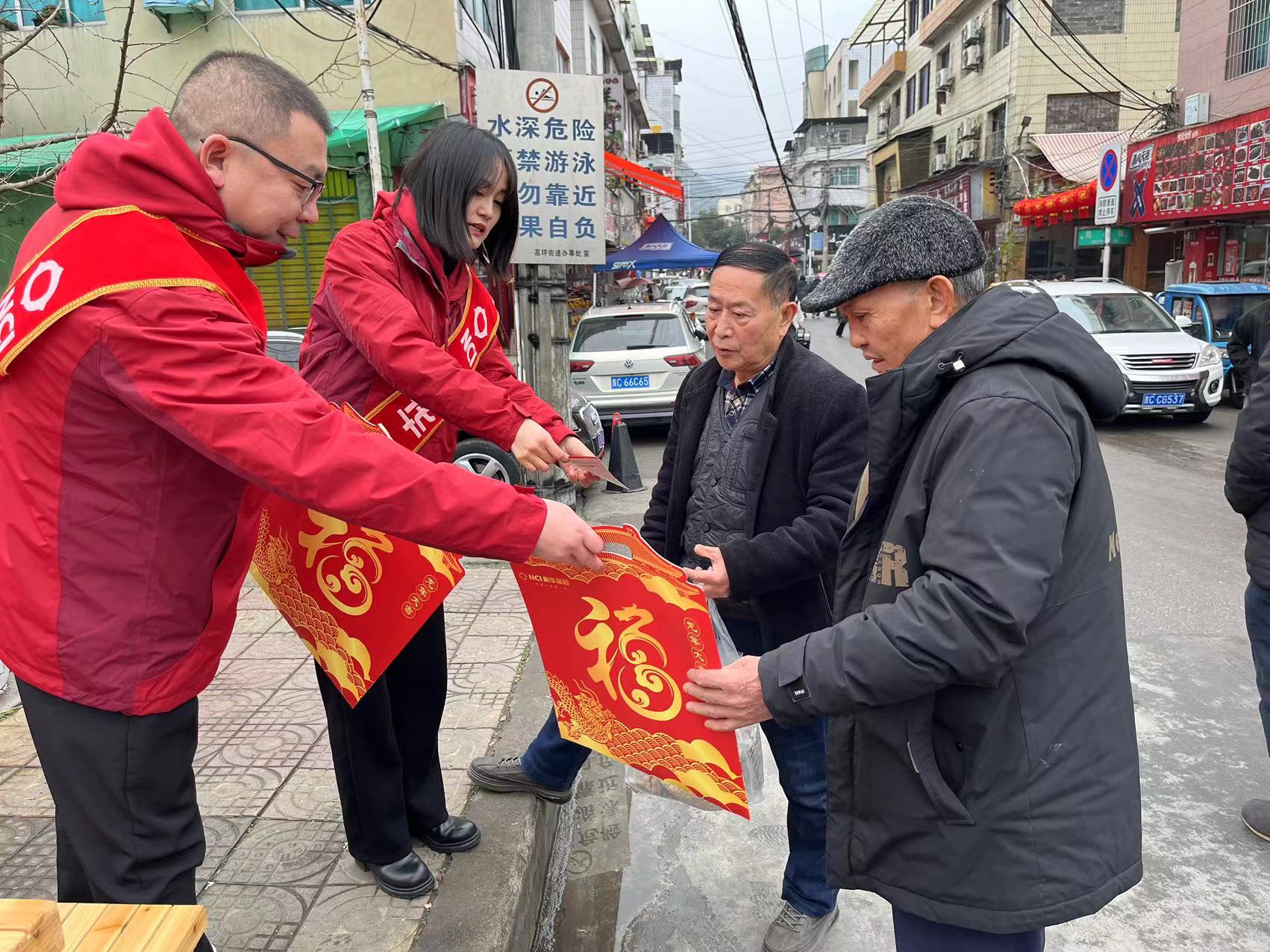 新华人寿农民工返乡宣传活动图片3.jpg