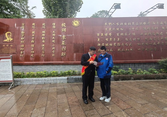 富德生命进湄潭中学图片1.jpg